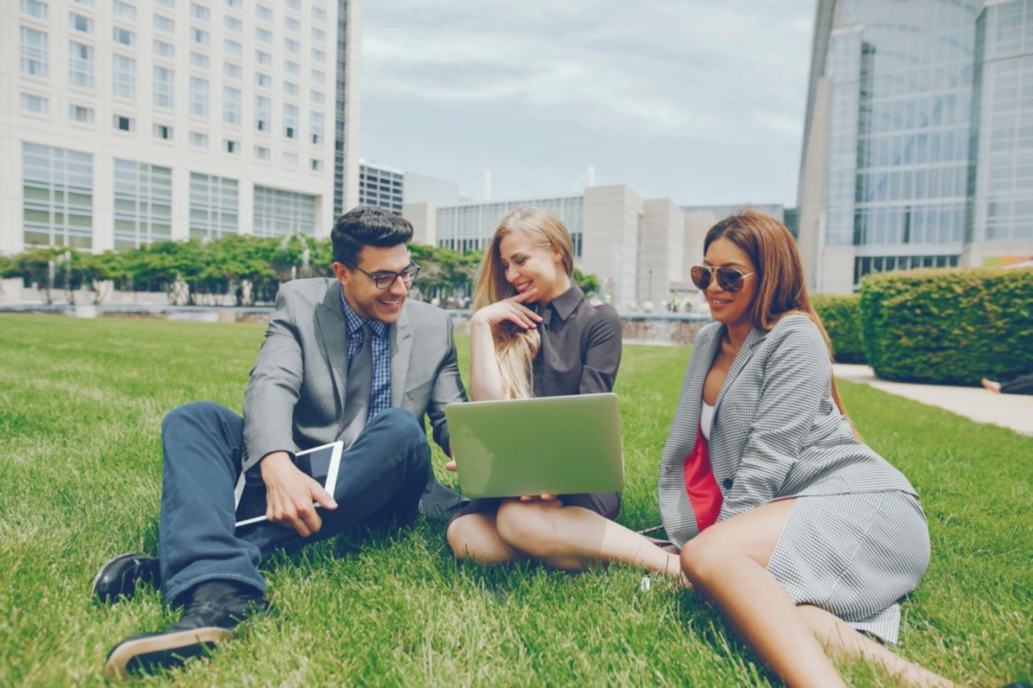 Session de formation en investissement avec documentation financière